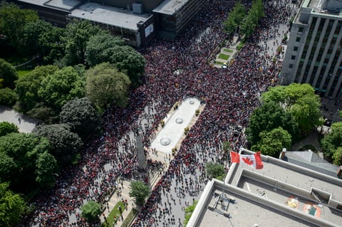 Toronto se echa a la calle para recibir a los Raptors