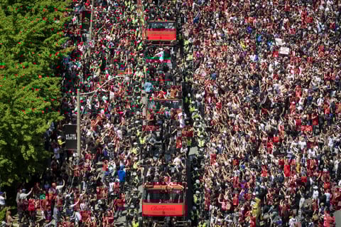 Toronto se echa a la calle para recibir a los Raptors