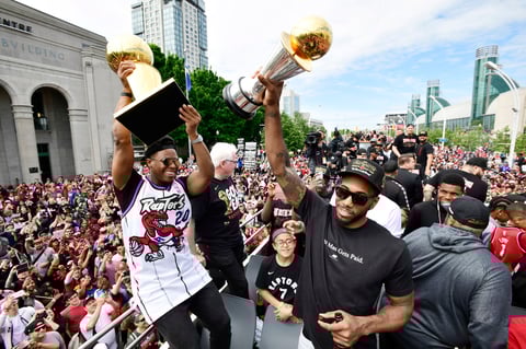 Toronto se echa a la calle para recibir a los Raptors