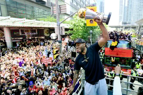 Toronto se echa a la calle para recibir a los Raptors
