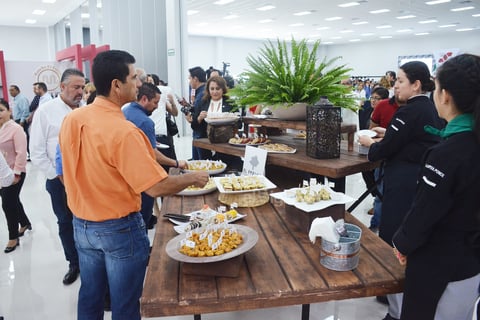 Cuenta con 15 micro salones con capacidad para 180 personas cada uno, 3 salones medianos con capacidad para mil 200 personas cada uno, una expo-explanada para 8 mil personas, área administrativa y tres estacionamientos diferentes