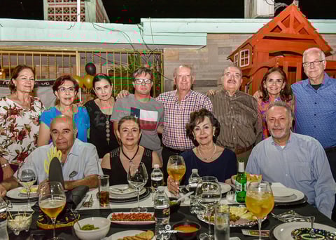 18062019 FELICES 30.  David con amistades, familiares y su papá, Claudio, en su festejo de cumpleaños.