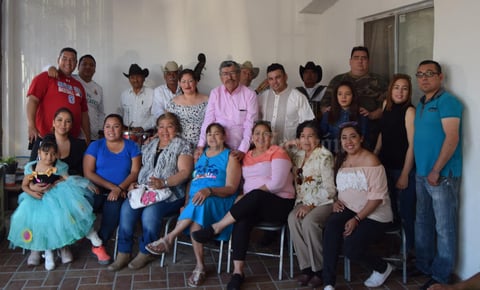 18062019 EN FAMILIA.  Jesús Gallegos con sus hijos, hermanos, nietos y demás familiares en el festejo del Día del Padre.
