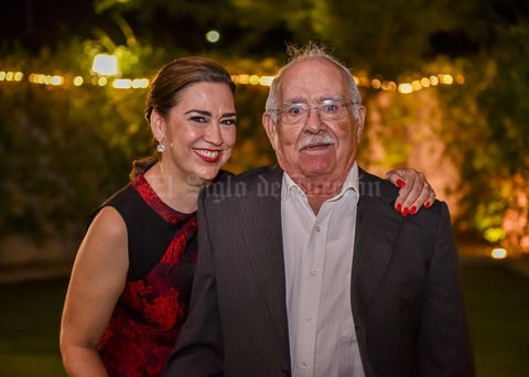 19062019 UN AñO MáS DE VIDA.  Dora Alicia acompañada de su papá, Juan B. Muñoz, en su festejo.