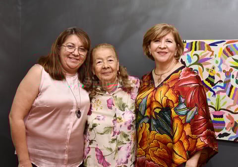 19062019 FESTEJA SU CUMPLEAñOS.  Silvia con su mamá, María Teresa, y su hermana, Flor.