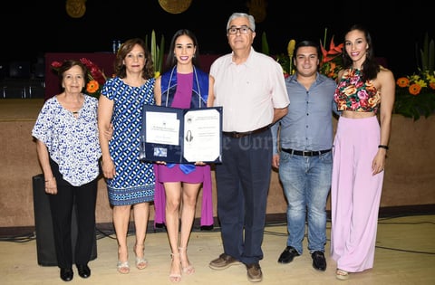 19062019 SE GRADúA.  Andrea con Ponchito, Maribel, Dany, Guille y Jafar.