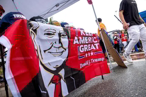 Trump lanzó su campaña ante más de 20 mil furibundos seguidores que lo aclamaban.