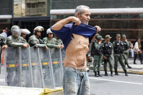 Los manifestantes buscan atraer la atención de la comisionada sobre lo que consideran, es una crisis en su país.
