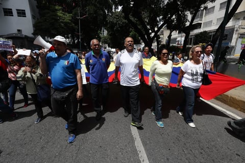 Decenas de personas se manifiestan.