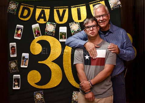 20062019 FELICES 30.  David en su fiesta con su papá, Claudio.