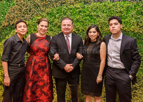 20062019 EN FAMILIA.  Dora Alicia con su esposo, Enrique González, y sus hijos, Ana Yolanda, Marcelo y Diego.