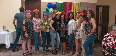 20062019 DIVERTIDA FIESTA.  Yolanda Aguilera acompañada de algunas amigas en su celebración de cumpleaños.