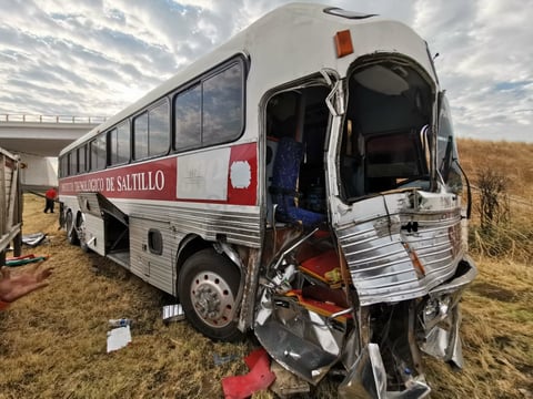 Parte frontal del autobús presento daños severos.