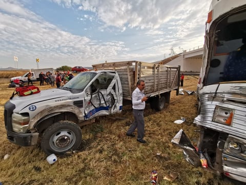 La camioneta pertenece a la empresa Comercial Essex de Guadalupe, Nuevo León.