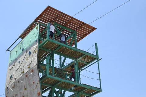 Sin ningún tipo de seguridad, ni vigilancia, niños y niñas llegan hasta la parte más alta de la tirolesa para divertirse.