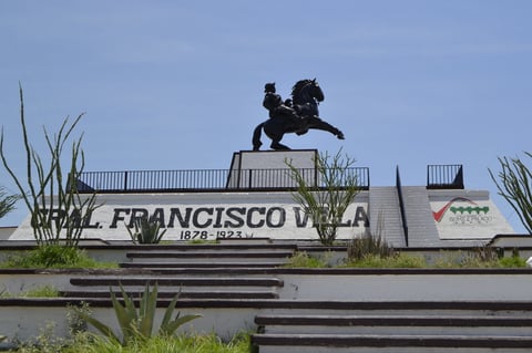 El parque de deportes extremos se ubica en el emblemático Cerro de la Pila que se distingue por el monumento al general Francisco Villa y por ser escenario de una cruenta batalla librada durante la Revolución.