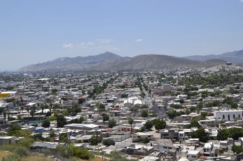 La vista desde el Cerro de la Pila es una de las mejores del municipio de Gómez Palacio. Llegar hasta este punto en bicicleta o a pie puede representar todo un reto. Sin embargo, está la opción de subir en vehículo ya que el camino a la cima del lugar, está en buenas condiciones.