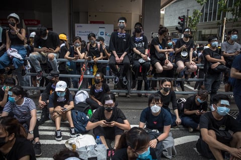 Los dirigentes de la protesta dicen que están resueltos a mantener la presión sobre la jefa de gobierno.