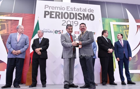 Se reconoció al reportero Sergio A. Rodríguez por su trayectoria de 25 años. (ERICK SOTOMAYOR)