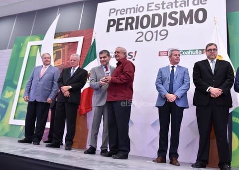 La presea que recibe Sergio Luis Rosas es por 40 años de labor periodística, denominada Rosendo Guerrero Carlos.