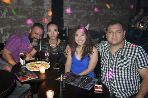 21062019 DISFRUTANDO DE LA NOCHE.  Camilo, Rosa, Ana y Alberto fueron captados en conocido establecimiento.