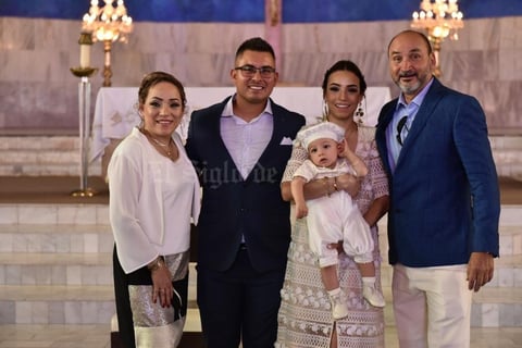 21062019 Édgar Gómez Ibarra acompañado de sus abuelos maternos Miriam Aldape y José Lino ibarra y de sus padres Gabriela Ibarra y Édgar Gómez.