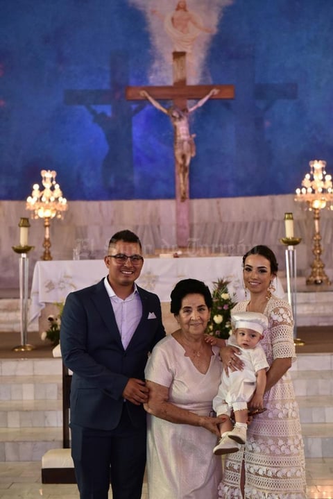 21062019 El niño Édgar Gómez Ibarra acompañado de su bisabuela Lupita Aldape y sus padres Gabriela Ibarra y Édgar Gómez.
