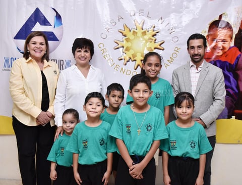 21062019 EVENTO ALTRUISTA.  Graciela, María Gloria y Luis Jorge con niños de la Casa del Niño.