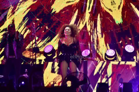 La velada continuó con otros grandes hits de Alejandra, como Oye, mi amor (cover de Maná), La plaga, Reina de corazones y por supuesto Hacer el amor con otro. Para algunos de sus fans esta es la melodía más emblemática de la trayectoria de Guzmán.