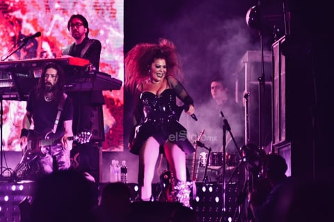 La artista aprovechó para estrenar en la región su más reciente sencillo, de nombre Mi enfermedad, una versión del tema de Andrés Calamaro que vendrá incluido en el próximo disco de Ale, que llevará por título Live At the Roxy.