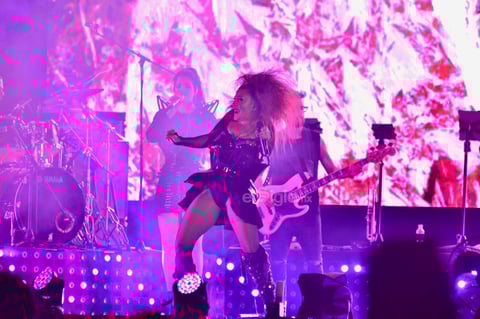 Luciendo un atuendo entallado negro que le permitía presumir sus torneadas piernas y el cabello alborotado al estilo del vocalista de The Cure (ella misma lo dijo), Guzmán entregó De verdad, Ven, Mírala, míralo y Mi peor error.