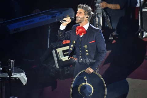 Fue en punto de las 12:30 cuando se apagaron las luces y los primeros acordes comenzaron a sonar, entre gritos y aplausos, pisó el ruedo luciendo una esbelta figura en su tradicional traje de charro negro con botones e hilos en color dorado, camisa blanca y un gran moño rojo.