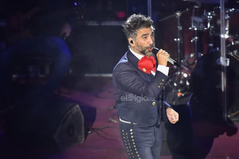 El integrante de la dinastía Fernández saludó a sus seguidores de manera breve, ya que lo que él quería era seguir cantando y no perder el ritmo y ambiente que se estaba generando. Continuaron temas como Mátalas y Loco
