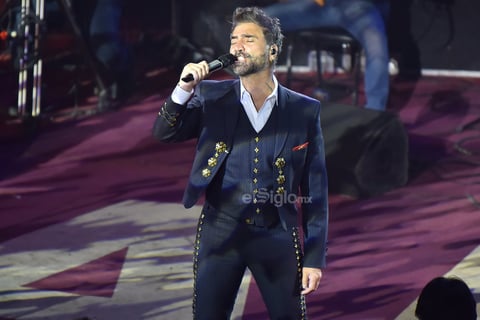 No podía faltar en el repertorio de la noche No lo beses, Ella, Ahora que te vas, Me haces tanto bien y una de las más esperadas Nube viajera, continuó con Te voy a perder, Canta corazón, Serenata huasteca y Me dedique a perderte.