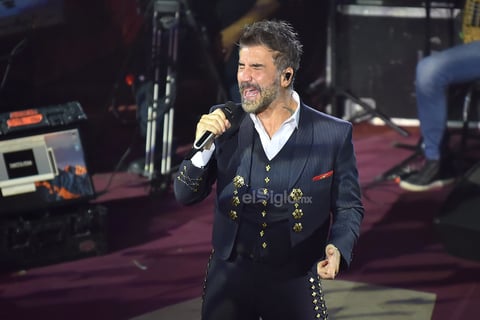 Se acercaba el final, el palenque ya estaba de pie y “saboreaba” cada letra, “Alex” como le llamaban muchas de sus fans entonó con su potente voz Si tu supieras, No sé olvidar y Como quien pierde una estrella con la que se despidió en punto de las dos de la mañana.
