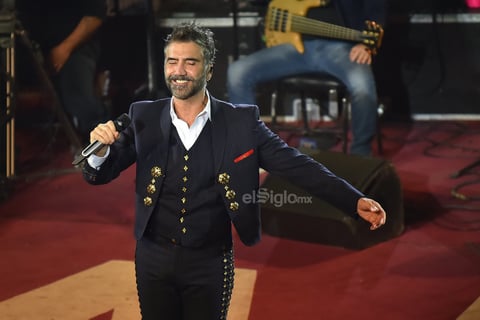 Se me va la voz, fue con el que empezó la tanda de la despedida, todos los asistentes movían sus brazos de lado a lado, haciendo un momento único.