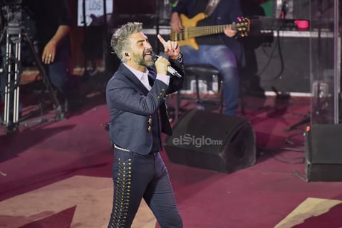 Antes de despedirse se acercó a algunas de sus fans, las que se deleitaron con la cercanía del cantante.