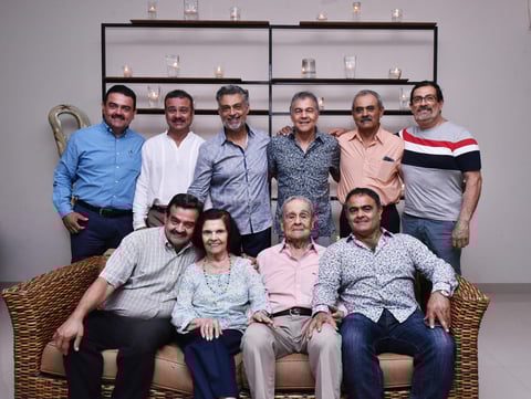 El cumpleañero acompañado de  sus papás, Enrique y María Luisa, y sus hermanos