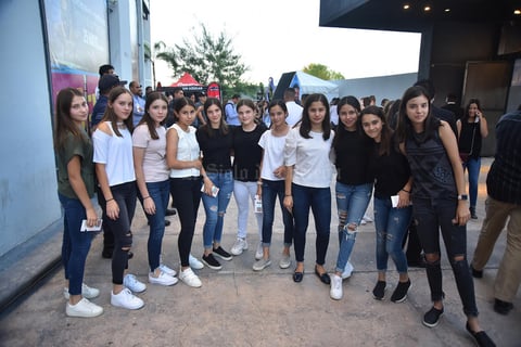 Grupo de amigas antes de iniciar el concierto de su ídolo