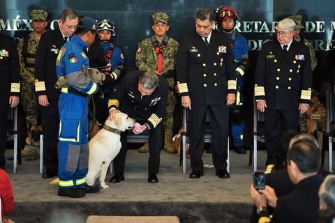 Durante la ceremonia en 'Conmemoración al Día Internacional del Rescatista', se entregó la Condecoración 'Al Mérito' a la Unidad Canina y Personal de Rescatistas.