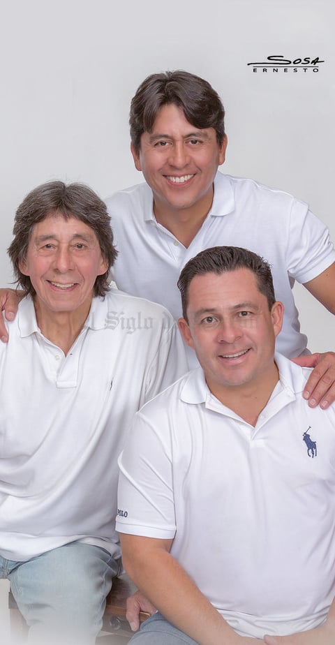 23062019 José Roberto Ríos Castro con sus hijos, Roberto y Rafael Ríos Romero.- Sosa Fotografía