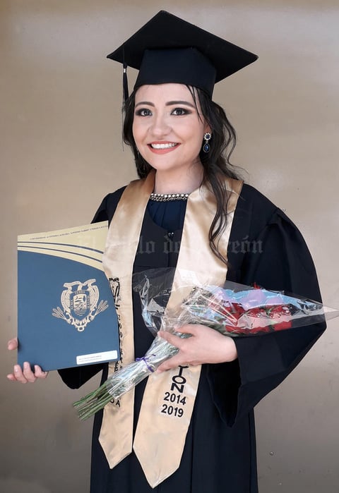 23062019 Rebeca Dávila Paredes muy feliz el día de su graduación como Médico Veterinario Zootecnista. La ceremonia se realizó en el Teatro Isauro Martínez el 10 de junio de 2019.