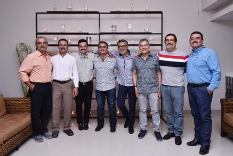 23062019 MUY CONTENTOS.  Juan Carlos acompañado de sus hermanos.
