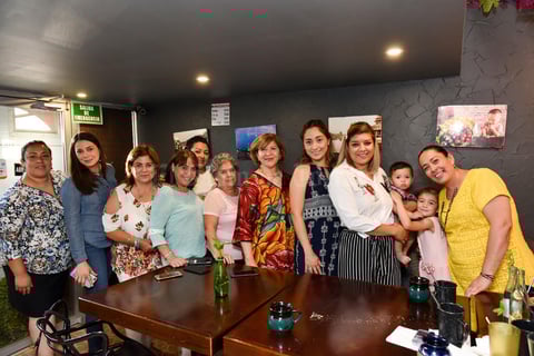 23062019 CELEBRA SU CUMPLEAñOS.  Silvia con algunas de las invitadas a su festejo.
