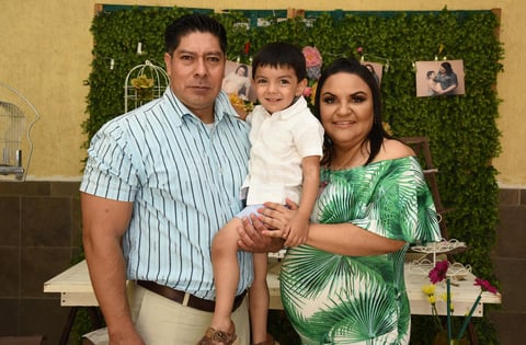 24062019 EN FAMILIA.  María Alma Arguijo Gamiochipi con su esposo, Jesús Serrano Ramos, y su hijo, Jesús, en el baby shower que le organizaron con motivo del próximo nacimiento de Alicia.