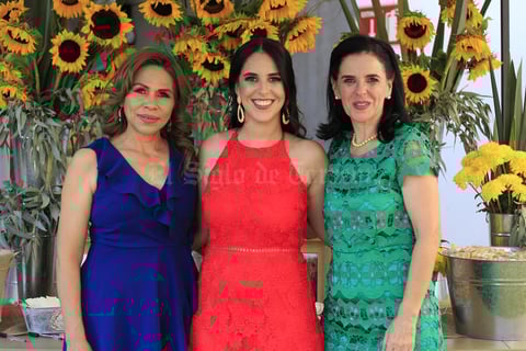 25062019 SE DESPIDE DE LA SOLTERíA.  Andrea acompañada de Yolanda y Adelina.