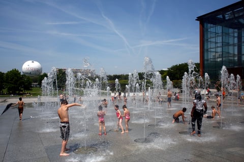 Residentes buscan refrescarse de cualquier forma posible.