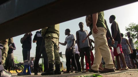 Los migrantes se mantenían sentados y acostados en el piso, exigiendo que los dejaran salir. Luego de varias horas de diálogo con personal de Derechos Humanos del INM, a las 13:30 horas se les entregó su oficio de salida a un centenar de ellos y fueron liberados; 18 fueron trasladados a la Estación Siglo 21 para su registro y más de 300 permanecen ahí a la espera de concluir su trámite.