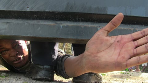 '¡Libertad! ¡Libertad! ¡Libertad!', gritaban hombres y mujeres tras un portón negro que estaba cerrado. Al mirar por una rendija se observaba a una veintena de agentes migratorios, navales, policías federales y guardias de seguridad privada.
