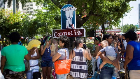 Miles han madrugado y esperado hasta tres horas para entrar a Coppelia, la 'Catedral del Helado' de La Habana.